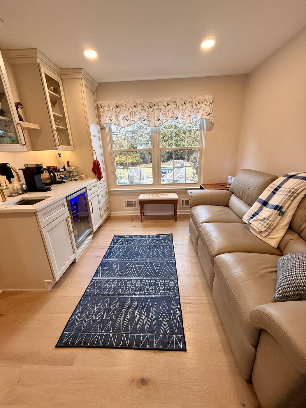 Bright, freshly cleaned living room with a kitchenette